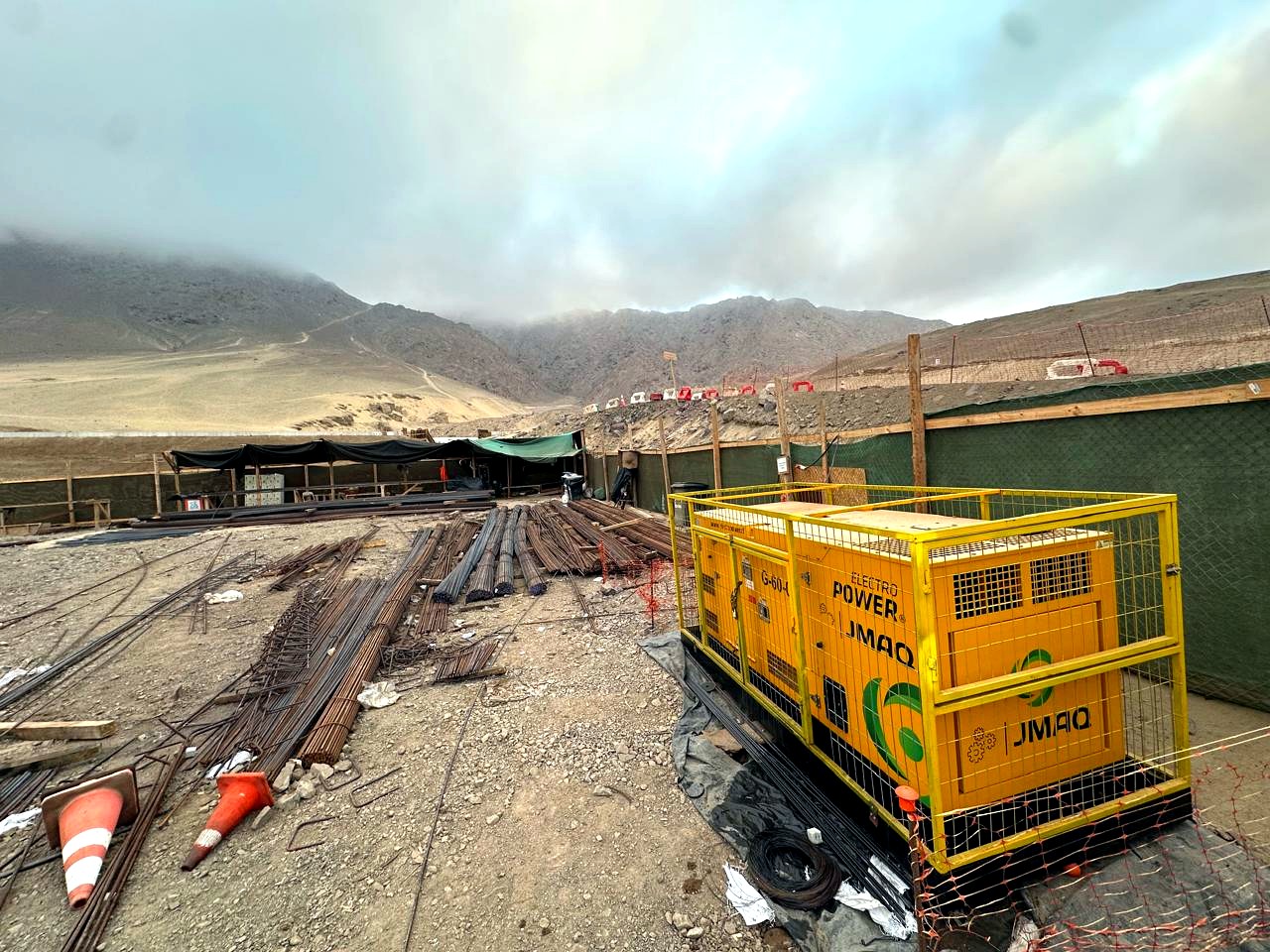 Grupo electrógeno instalado en faena de construcción en el desierto